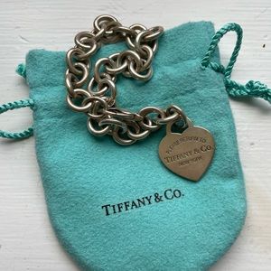 TIFFANY & CO.
Tiffany & Co. Return to Tiffany Heart Tag Charm Bracelet